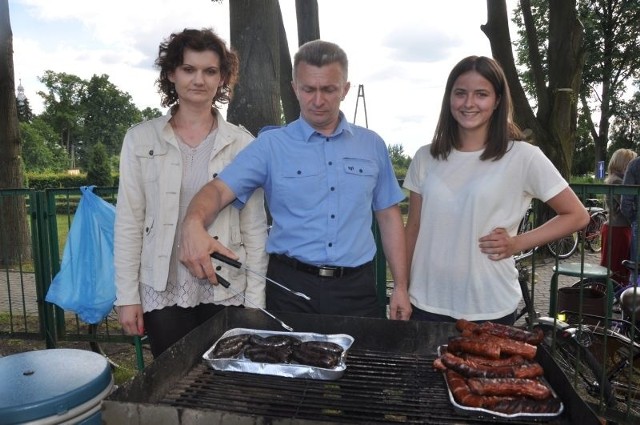 Na gości czekały między innymi potrawy grillowane. Częstowali nimi Justyna Bąk, Wiktoria Milcarz i Grzegorz Woźniak