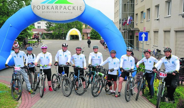 Członkowie Stalowowolskiego Klubu Morsów „Lodołamacze” na starcie do rodzinnego rowerowego rajdu przed siedzibą starostwa powiatowego