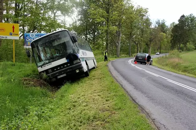 Autobus setra z PKS Słupsk zderzył się z osobowym chryslerem.