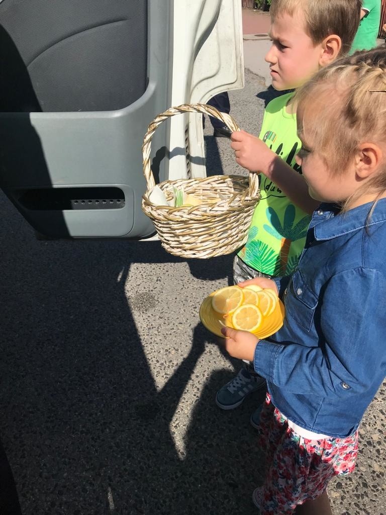 Dzieci ze szkoły w Przysusze wręczały jabłka i cytryny kierowcom jadącym drogą krajową numer 12