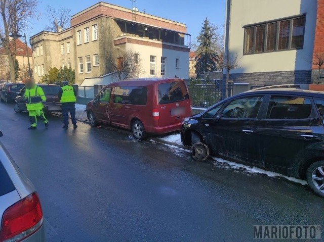 Kolizja na ul. Słowackiego w Opolu. Kierujący oplem 78-latek uderzył w zaparkowane auta oraz w latarnię.