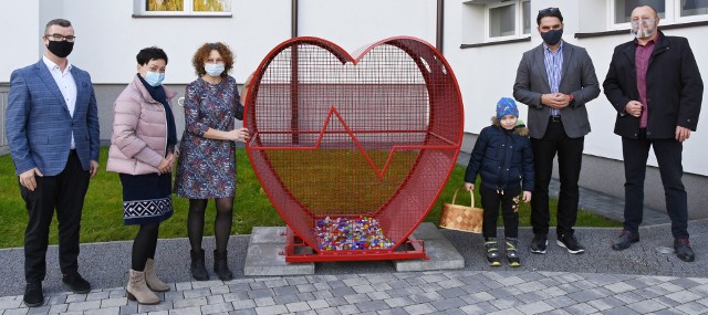 Przy szkołach w Podłężu i Woli Batorskiej zamontowano ogromne serca, do których można wrzucać plastikowe nakrętki. Dochód z ich sprzedaży trafi do osób potrzebujących z gminy Niepołomice