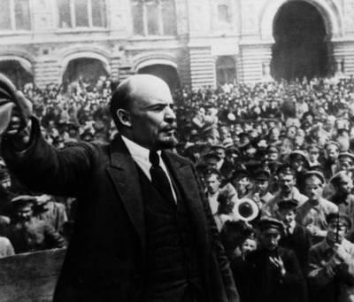 Lenin przemawia w Piotrogrodzie w 1917 r. FOT. ARCHIWUM