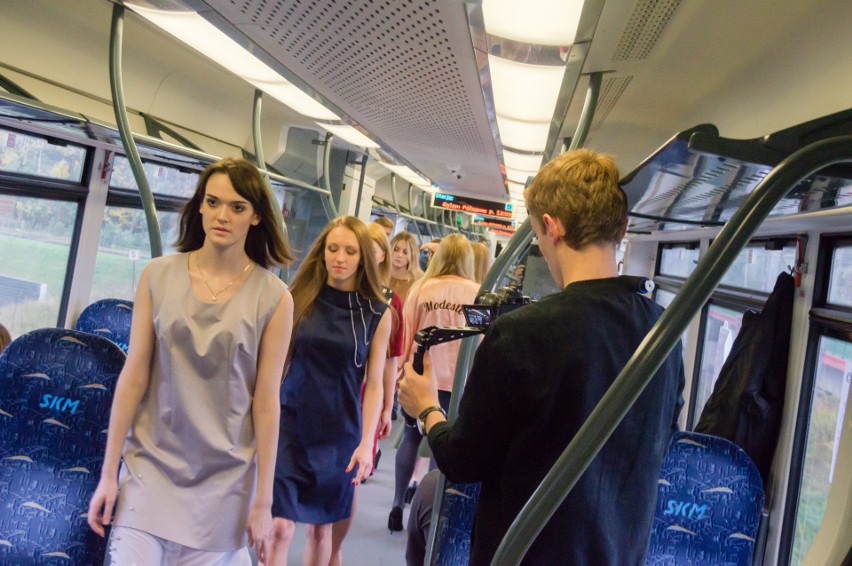Pokaz mody w pociągu Kolei Śląskich