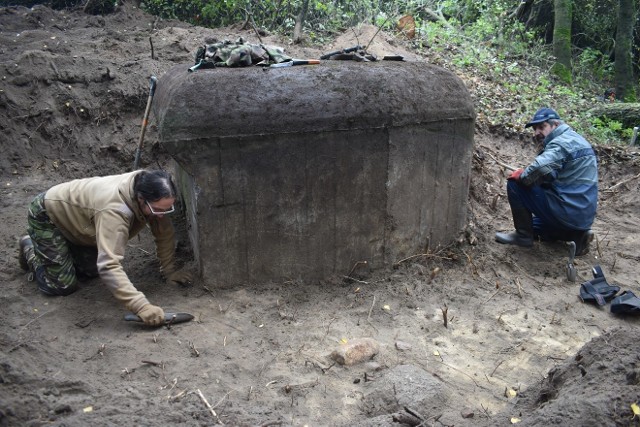 Prace związane z renowacją schronu nr 5 nadzoruje archeolog Robert Grochowski (z lewej)