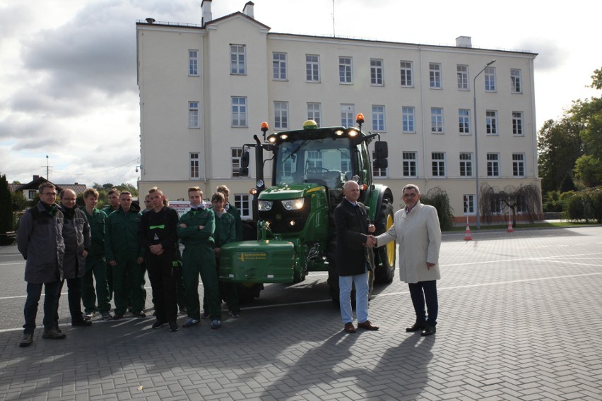 Uczniowie z Leśnej Podlaskiej otrzymali... ciągnik z bajerami (ZDJĘCIA)