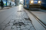 Chodniki się rozpadają, jezdnia jest pełna dziur. Mieszkańcy apelują: "Chcemy pilnego remontu ulicy Kościuszki!"
