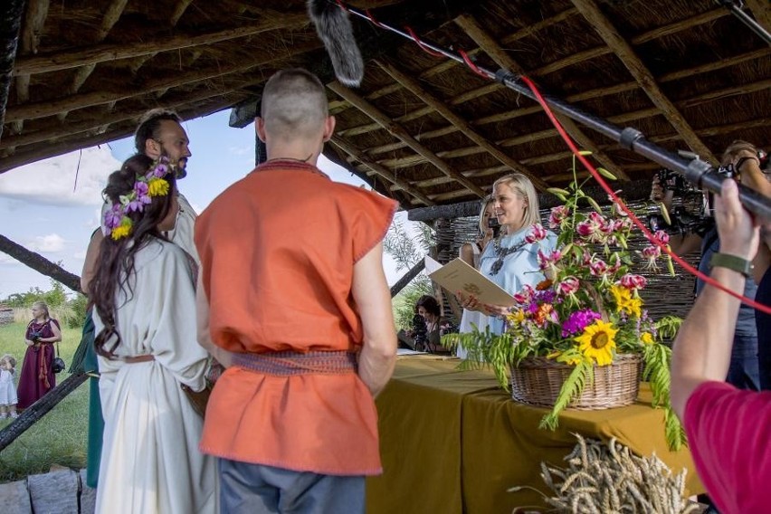 Niezwykły ślub w Masłomęczu: Gotka poślubiła Rzymianina. Zobacz zdjęcia z uroczystości