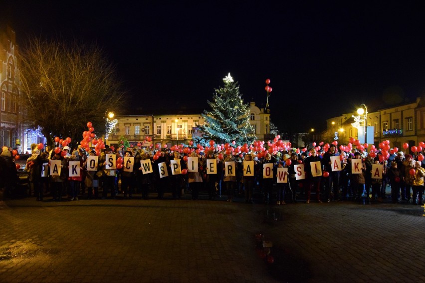 Tłumy mieszkańców Pakości przybyło dziś na Rynek, by...