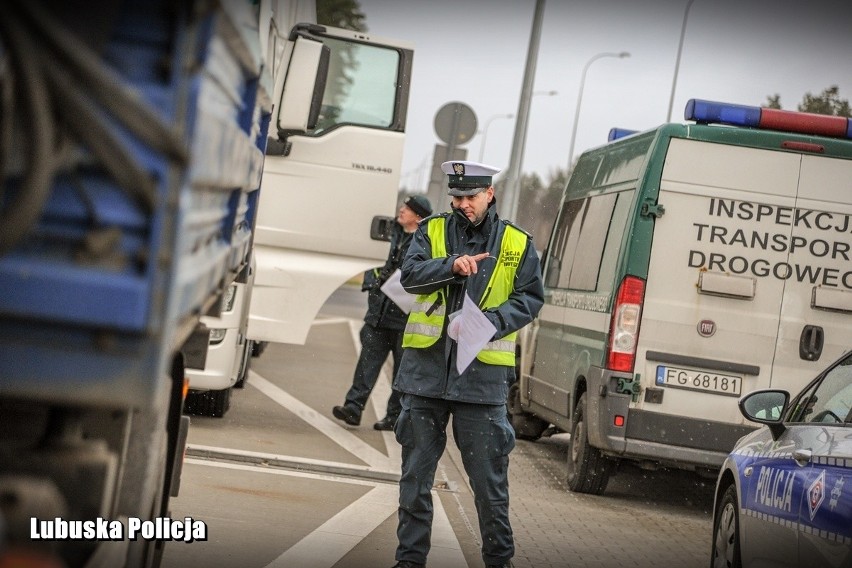 Policjanci i funkcjonariusze ITD sprawdzali ciężarówki,...