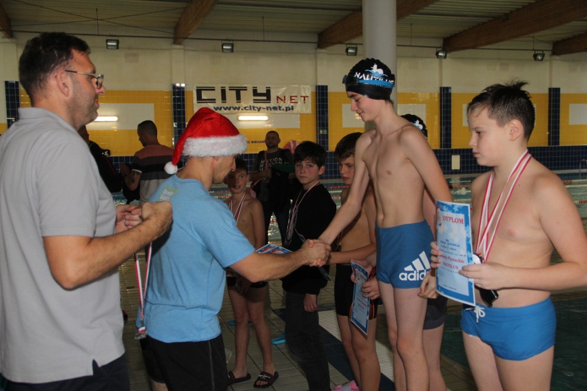 Mikołajkowe Zawody Pływackie na basenie w Brzezinach. Uczestnicy rywalizowali na dystansach od 25 do 200 metrów