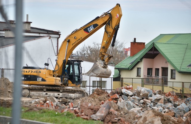 Trwają prace przy rozbudowie Centrum Handlowego nad Potokiem przy ulicy Struga w Radomiu. Galeria będzie niemal dwukrotnie większa niż obecnie. Spółka zależna od niemieckiej Grupy Saller, która jest właścicielem Centrum Handlowego nad Potokiem przy ulicy Struga chce powiększyć kubaturę całego kompleksu handlowego o blisko 19 tysięcy metrów sześciennych. W pracach projektowych korzystano z usług między innymi radomskiego biura architektonicznego Embi Architektura.Przypomnijmy, galeria powstała na terenie po dawnej fabryce Techa. Są tam takie sklepy jak Pepco, drogeria Hebe, sieć z odzieżą KIK oraz market Media Expert oferujący sprzęt RTV i AGD. Na pierwszym piętrze znajduje się klub fitness. W trakcie budowy właścicielem było Biuro Inwestycji Kapitałowych, które następnie sprzedało nieruchomość Grupie Saller. Centrum Handlowe nad Potokiem funkcjonuje w miejscu, które coraz bardziej zyskuje na znaczeniu w Radomiu. Obok funkcjonuje Galeria Przy Struga, Lidl, za chwilę powstanie nowa hala sportowa i stadion. Najważniejsza jest jednak rosnąca siła nabywcza potencjalnych klientów. Osiedle nad Potokiem oraz osiedle XV-lecia to w sumie kilkanaście tysięcy mieszkańców, a liczba ta bardzo szybko zwiększy się w związku z licznymi inwestycjami mieszkaniowymi. Budowane jest między innymi miniosiedle na terenie byłej Radomskiej Wytwórni Telefonów, powstają bloki mieszkalne przy ulicy Struga i Grzybowskiej. Zmienia się także bardzo szybko wygląd estetyczny otoczenia. Niedawno skończono rewitalizację biurowca po byłej Radomskiej Wytwórni Telefonów, uporządkowany będzie też teren po zakończeniu budowy Radomskiego Centrum Sportu. Zobacz kolejne zdjęcia z budowy >>>