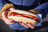 Wegańskie hot dogi w Żabce. Do tej pory można było kupić je tylko w wersji mięsnej. Kiedy będzie można kupić wegetariańskie hot-dogi 