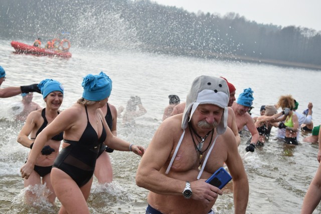 Powitanie 2024 roku na plaży w Sępólnie Krajeńskim. Mieszkańcy tłumnie przyszli obejrzeć noworoczne morsowanie >>>>>