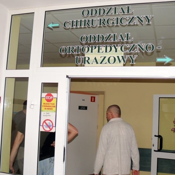 Mężczyzna ugodzony nożem przez swojego ojca przebywa na oddziale chirurgii w stalowowolskim szpitalu. Zdaniem lekarzy, jego życiu nie zagraża już niebezpieczeństwo.