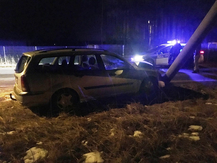 Kolizja w Gnatach gm. Lelis. Ford focus uderzył w słup energetyczny [ZDJĘCIA]