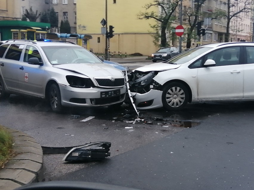 Zderzenie na skrzyżowaniu ul. Żwirki i al. Kościuszki. Młody kierowca nie ustąpił pierwszeństwa