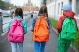 Polski Czerwony Krzyż w Brzezinach rozdaje szkolne plecaki
