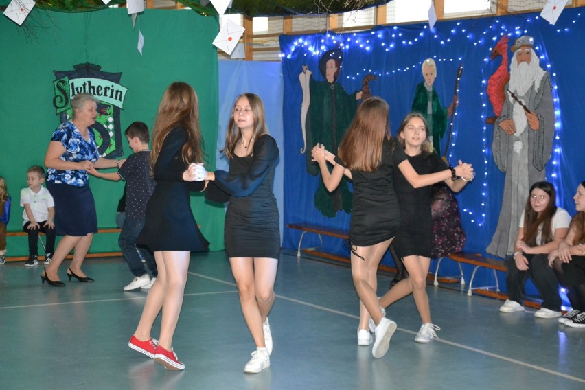 Tańce na zabawie choinkowej w szkole w Bebelnie. Więcej na...