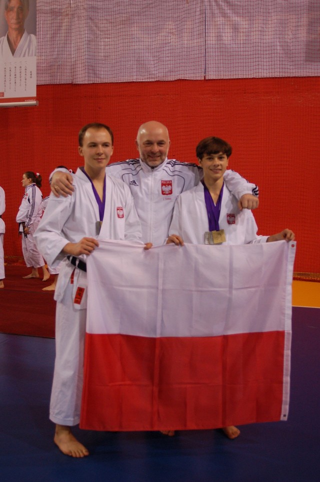 Od lewej: Michał Sowa, Janusz Sowa (trener zawodników) i Michał Kłosek.