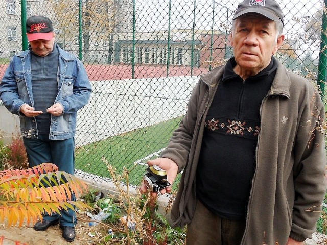 - Nie mamy już spokoju w ogrodzie - mówią Adam Kuzara (z lewej) i Henryk Szczęsny z kamienicy przy ul. Nadgórnej. Zbierają puszki i butelki wrzucane z orlika.