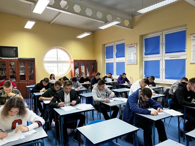 Maturzyści z Zespołu Szkół numer 2 w Przysusze zmagali się w piątek próbną maturą z języka angielskiego.
