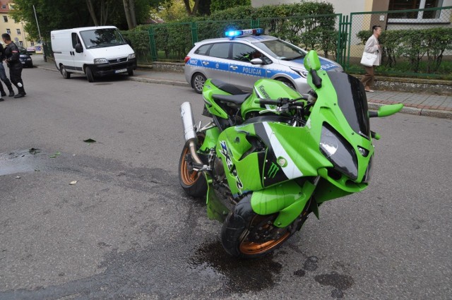 W niewyjaśnionych okolicznościach motocyklista sportowego Kawasaki stracił panowanie nad pojazdem i uderzył w bramę solidnie się przy tym kiereszując.