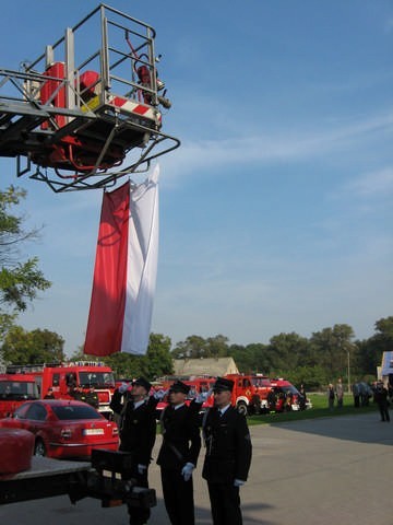 Masztem dla polskiej flagi był strażacki podnośnik