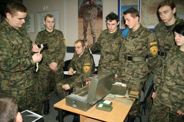 Uczniowie, w żołnierskich mundurach, z zainteresowaniem przysłuchiwali się informacjom przekazywanym przez instruktorów kieleckiego Centrum.