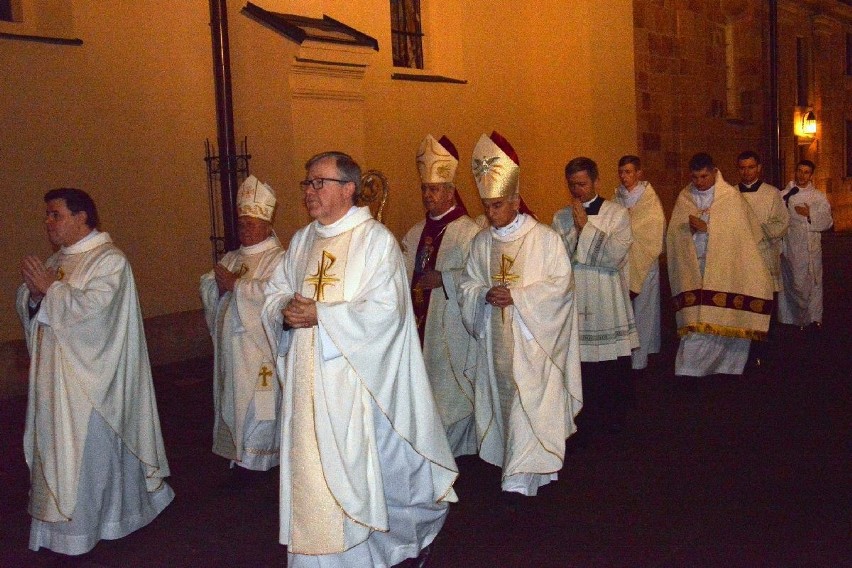 Trzecia rocznica ingresu biskupa Jana Piotrowskiego z wieloma wiernymi 