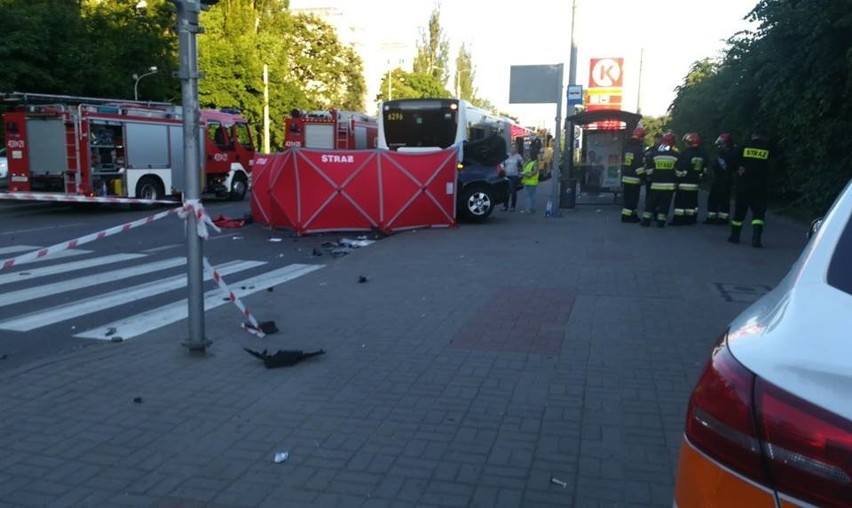 Śmiertelny wypadek w Gdyni 2.06.2018. Samochód osobowy wjechał w tył autobusu. Nie żyją dwie osoby [zdjęcia]