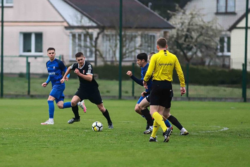 Olimpia Zambrów (na niebiesko) wygrała w Michałowie 4:1