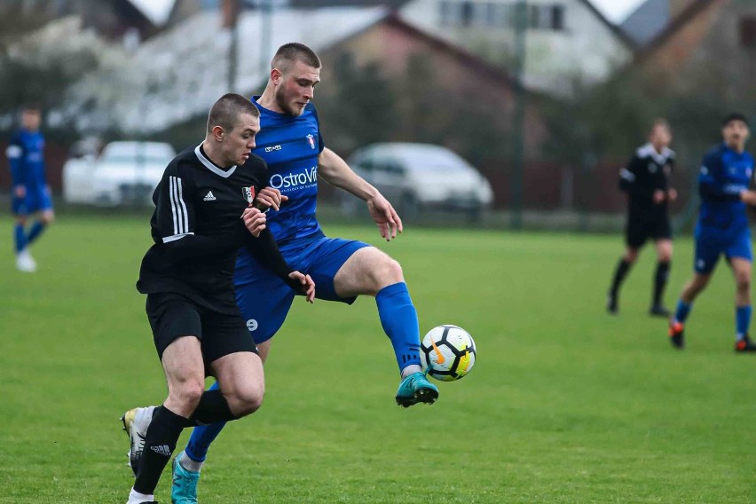 Olimpia Zambrów (na niebiesko) wygrała w Michałowie 4:1