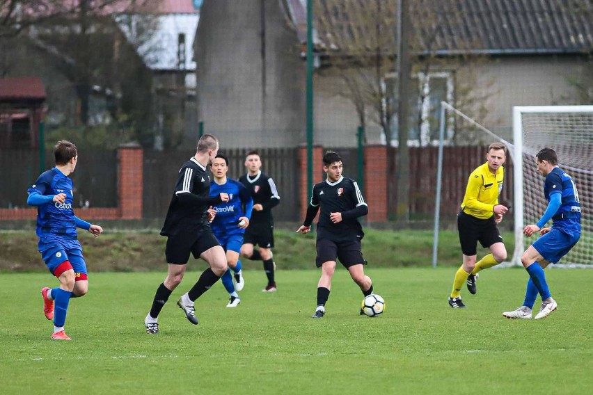 Olimpia Zambrów (na niebiesko) wygrała w Michałowie 4:1