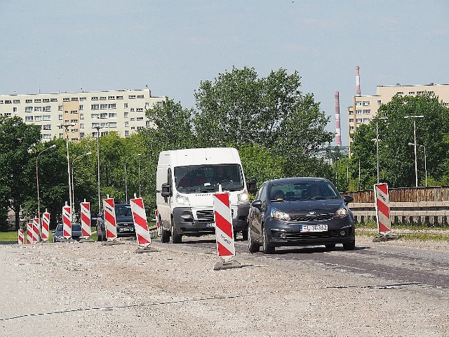 Obecny zły stan techniczny południowej estakady ul Dąbrowskiego wymusił ograniczenia w ruchu pojazdów.