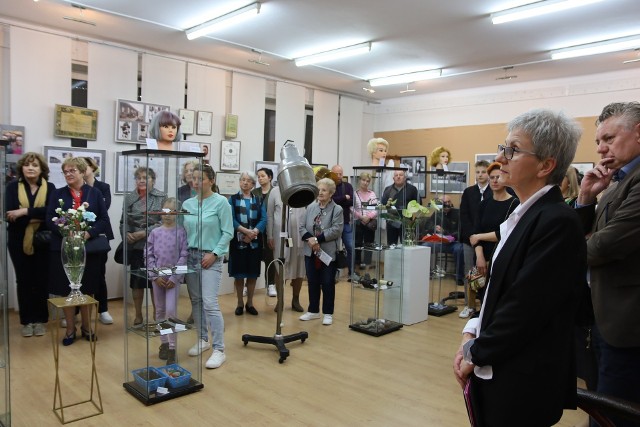 W Białobrzeskim centrum Kultury można oglądać wystawę "Białobrzeskie Fryzjerstwo i Kwiaciarstwo", zgromadzono między innymi autentyczne wyposażenie zakładów fryzjerskich.