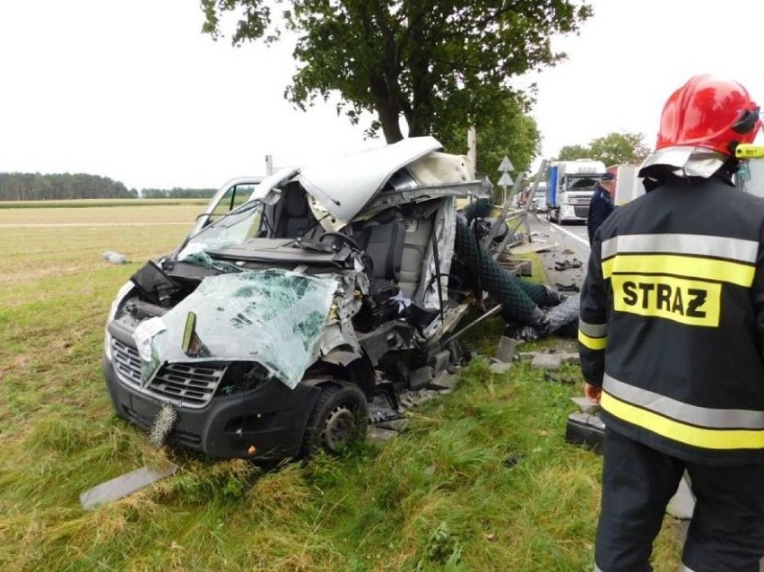Wypadek w Zgierzynce koło Lwówka - bus uderzył w naczepę tira [ZDJĘCIA] 