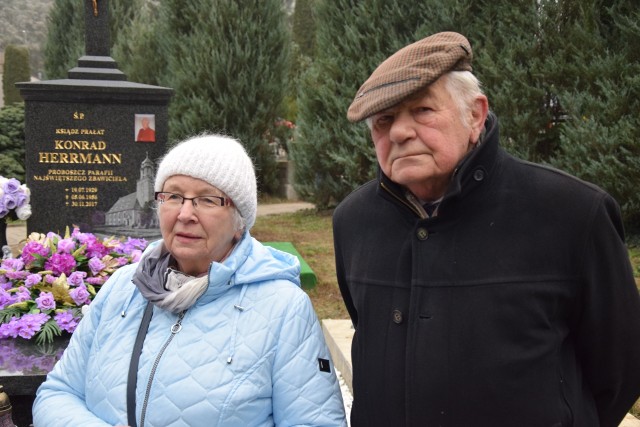 Jerzy i Janina Godziszewscy - chwila zadumy i osobistych wspomnień przy grobie księdza prałata Konrada Herrmanna.