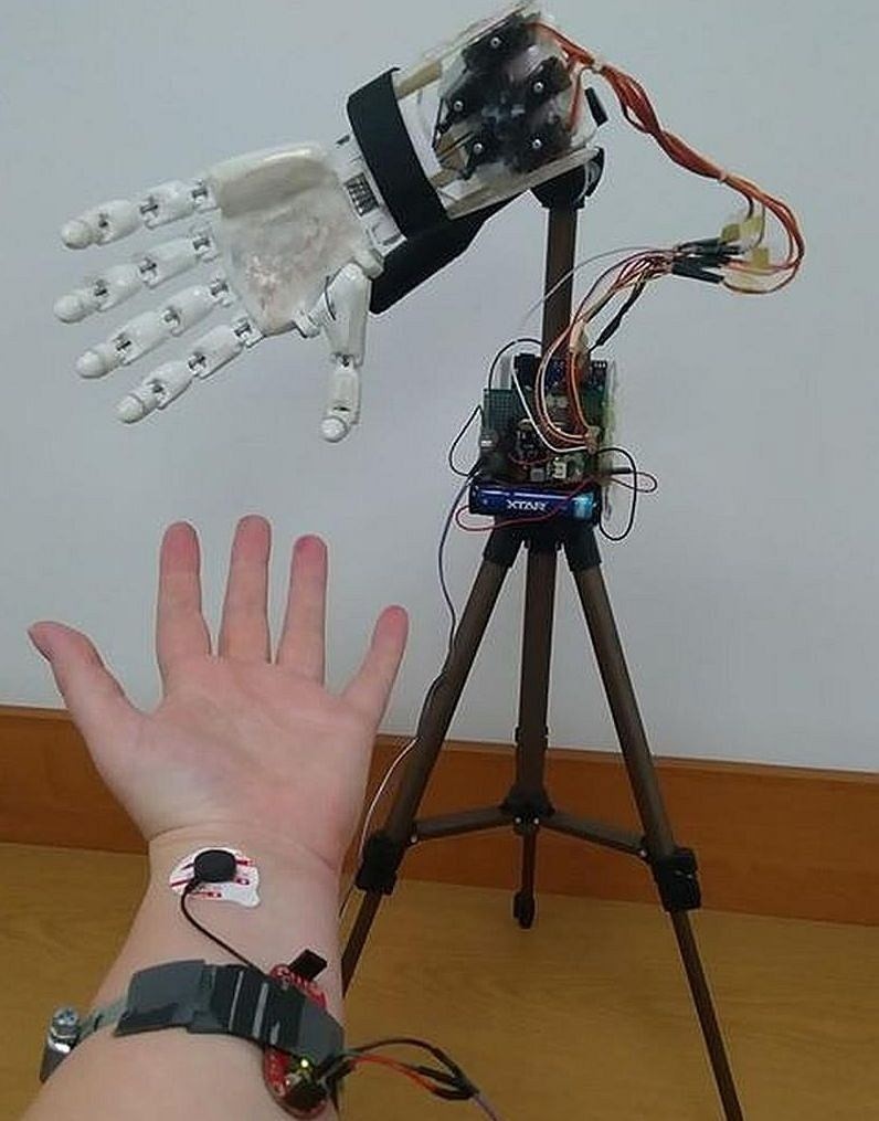 Elektroniczna proteza dłoni od studentki Politechniki Krakowskiej. Pomysł zaczerpnęła z książki Lema