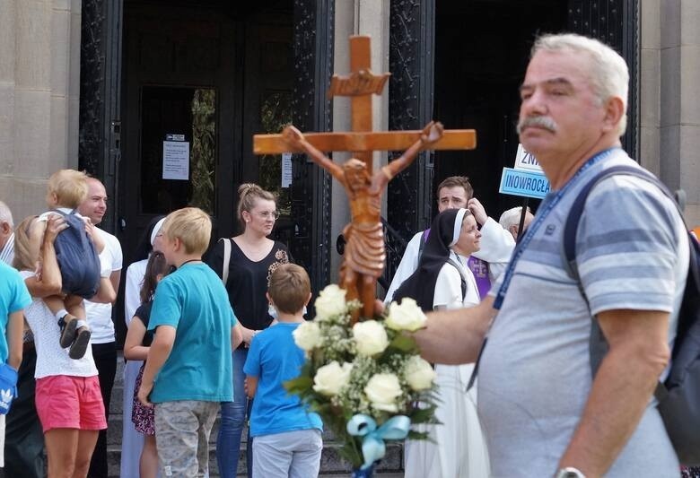 Do Częstochowy zmierzają pielgrzymi z Gniewkowa,...