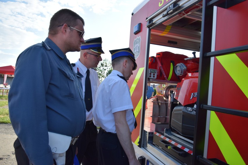 Strażacy OSP Sępólno hucznie powitali nowy wóz