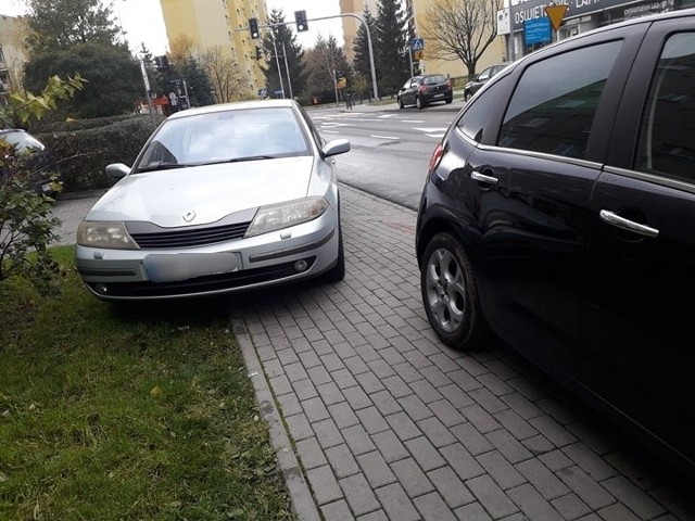 Zobaczcie zdjęcia mistrzów parkowania na ulicach i chodnikach Przemyśla. Zobacz też: Wielopoziomowy parking w Rzeszowie ma kosztować 20 mln zł