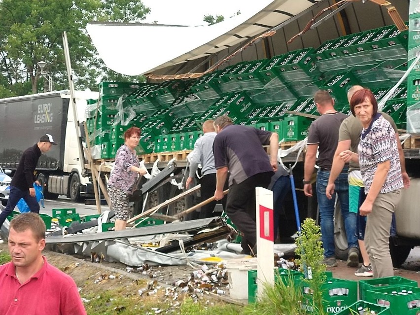 W Morawicy na drogę wypadły transportery z piwem (WIDEO, zdjęcia)