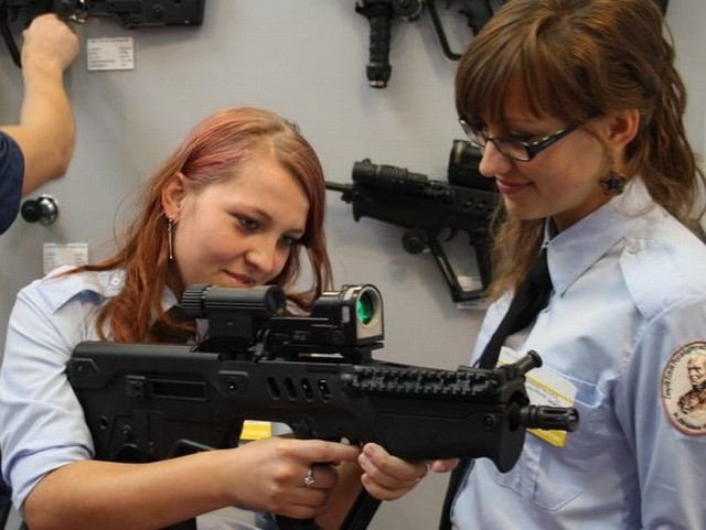 Uczennice z włoszczowskiego &#8222;Staszica&#8221; chętnie by postrzelały z takiej nowoczesnej broni automatycznej. 