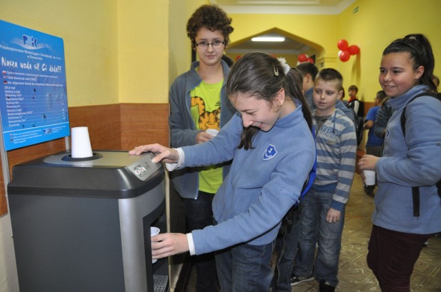 Publiczne poidełka - tu w SP1 Szczecinek - promują zdrową wodę z PWiK