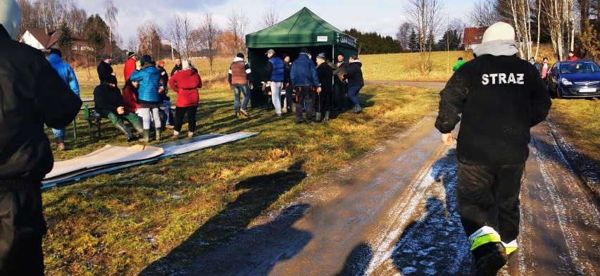 Społeczne sprzątanie posesji, która ucierpiała w pożarze...