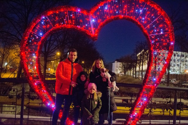 Most Zakochanych w Gliwicach pełen par! Tak świętują walentynki.Zobacz kolejne zdjęcia. Przesuwaj zdjęcia w prawo - naciśnij strzałkę lub przycisk NASTĘPNE