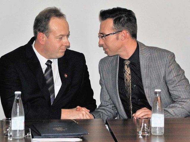 Gdy w grudniu ub. roku Marek Niechwiej (z lewej) obejmował urząd burmistrza, ówczesny poseł Robert Maciaszek deklarował mu wsparcie. Dzisiaj były parlamentarzysta chce jego odwołania