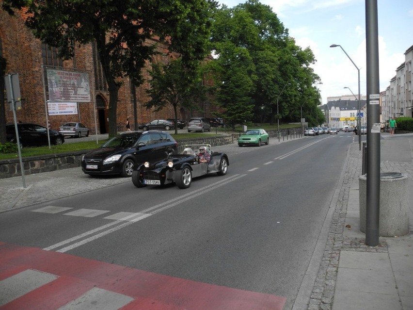 IX Miedwiański Zlot Pojazdów Zabytkowych:  Przy ul....