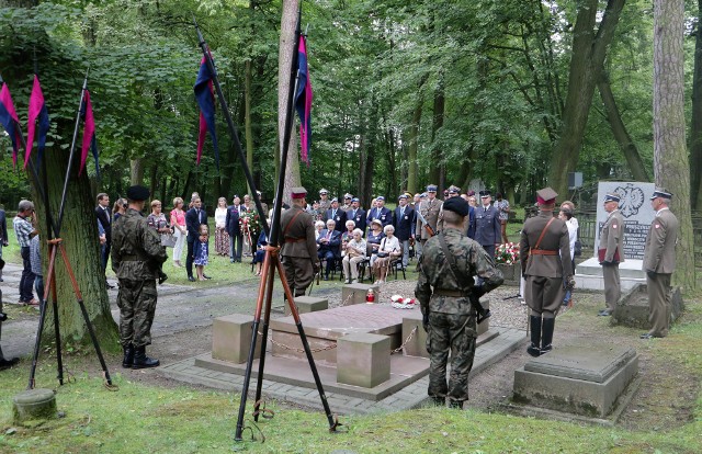 W piątkowy wieczór uczestnicy spotkanie oddali honory i złożyli kwiaty w miejscach związanych z Kawalerią II RP w Grudziądzu.